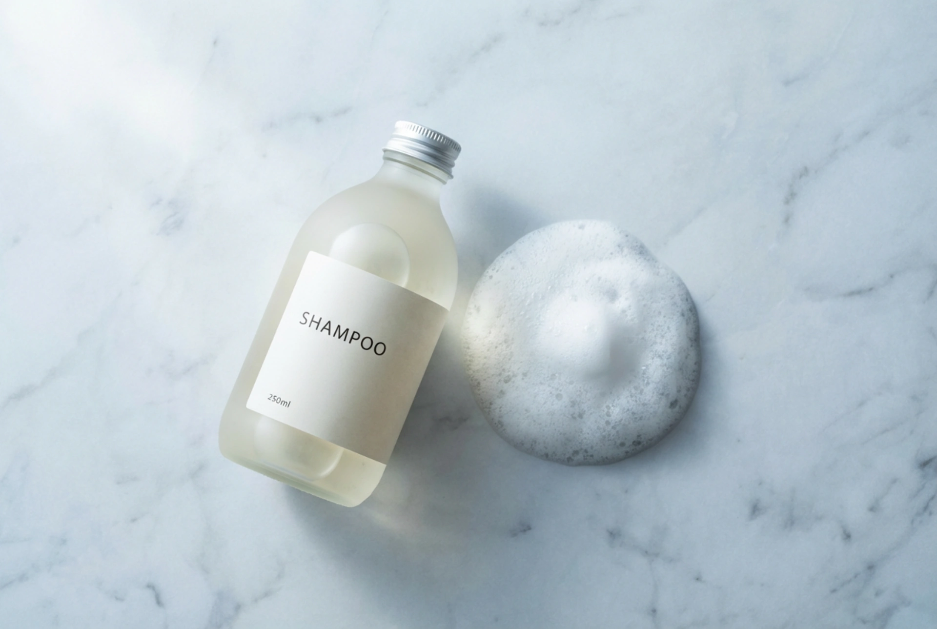 Шампоан за обем: леки формули и техники на измиване за повдигане от корена