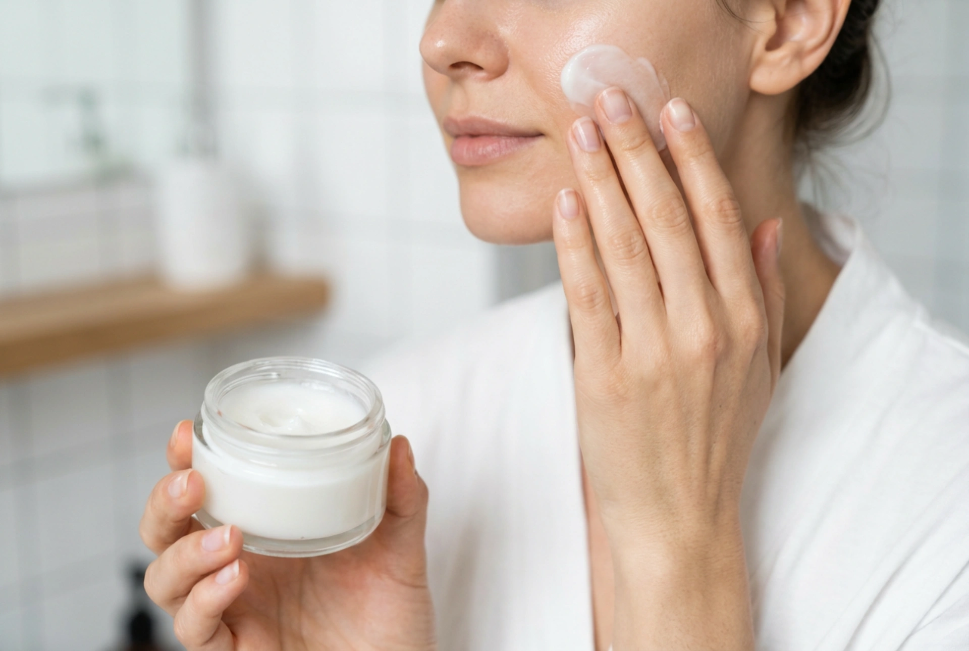 Премахване на грим стъпка по стъпка: правилната последователност и техники за чиста кожа