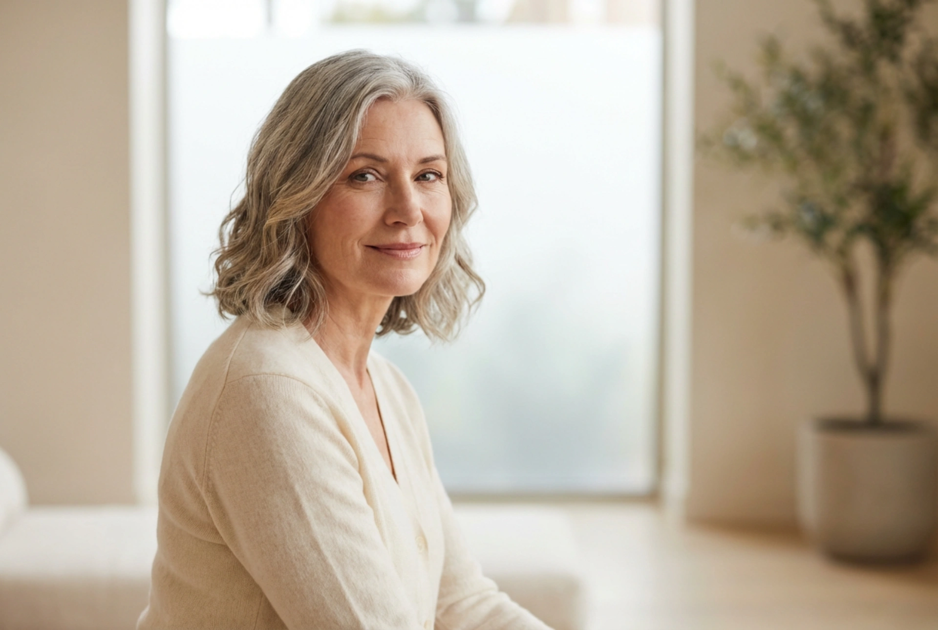 Дълга коса за жени над 50: подмладяващи прически и лека стилизация