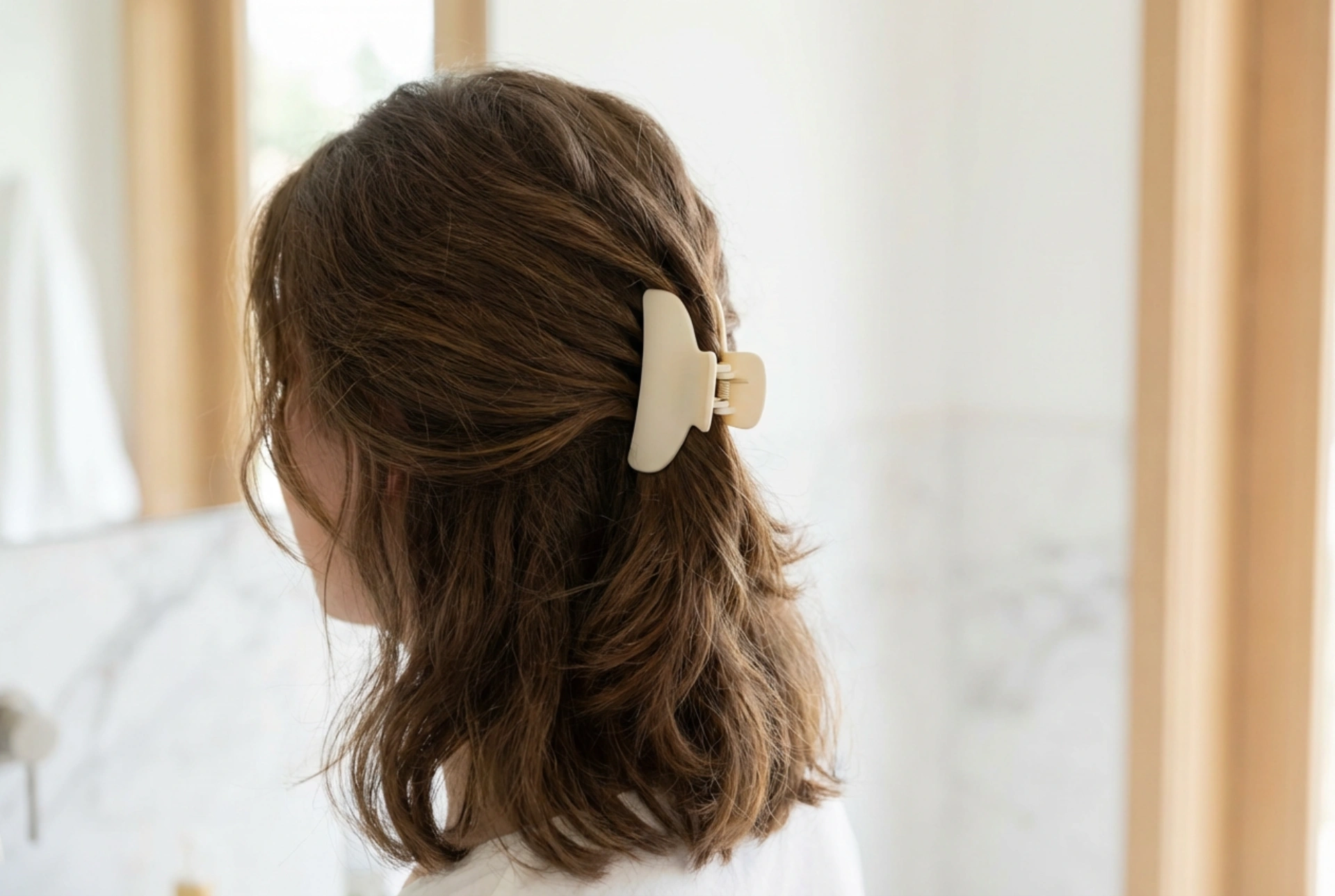 Прически с щипка за средно дълга коса: стилизиране и обем