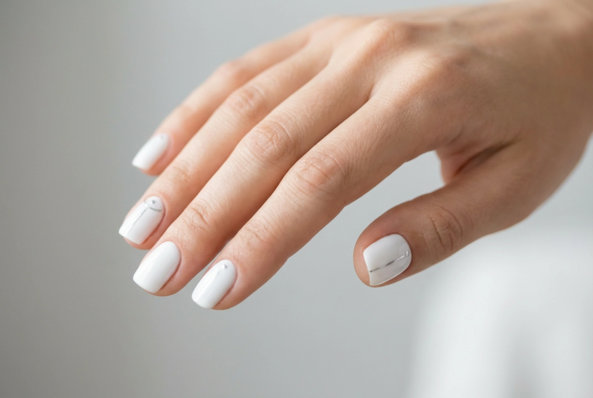 Декорации върху бели нокти: как да добавим акценти без излишество