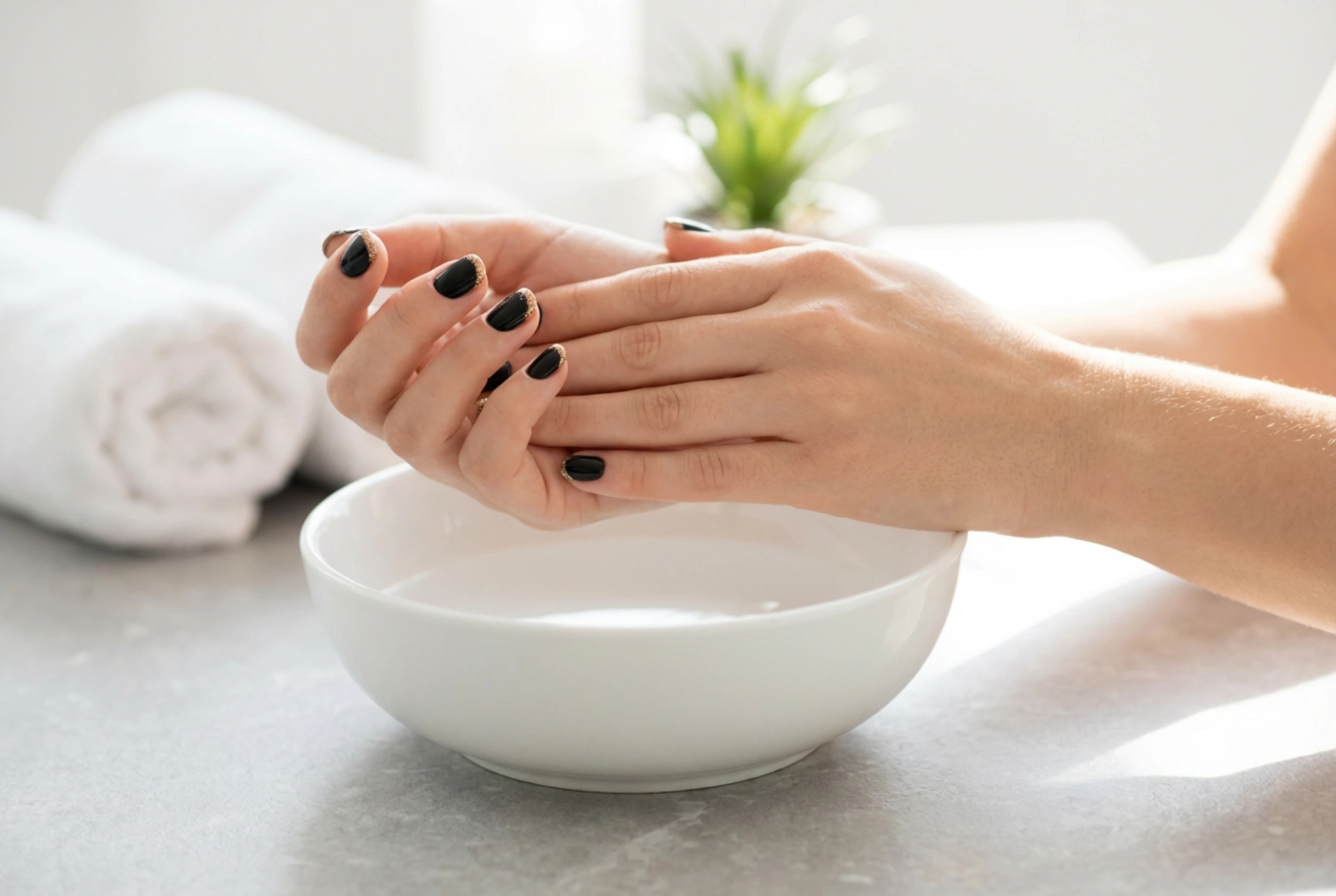 Брокатени акценти: черен маникюр със златен брокат стъпка по стъпка