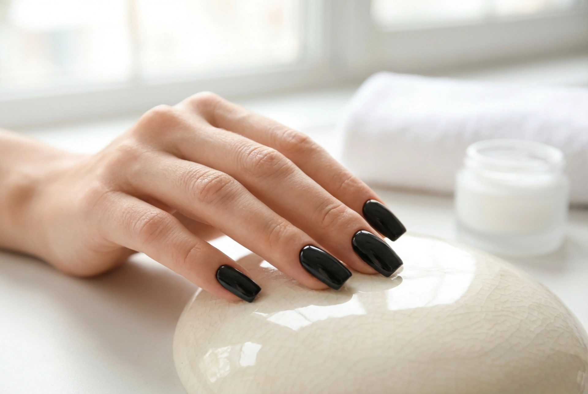 Черен квадратен маникюр: прецизни ръбове, покритие и топ лак