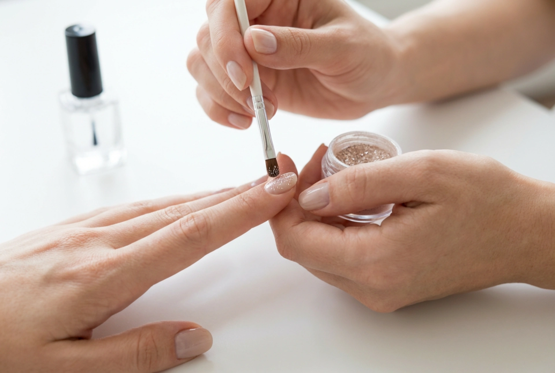 Пудри за нокти: техники за втриване, фиксиране и топ лакове