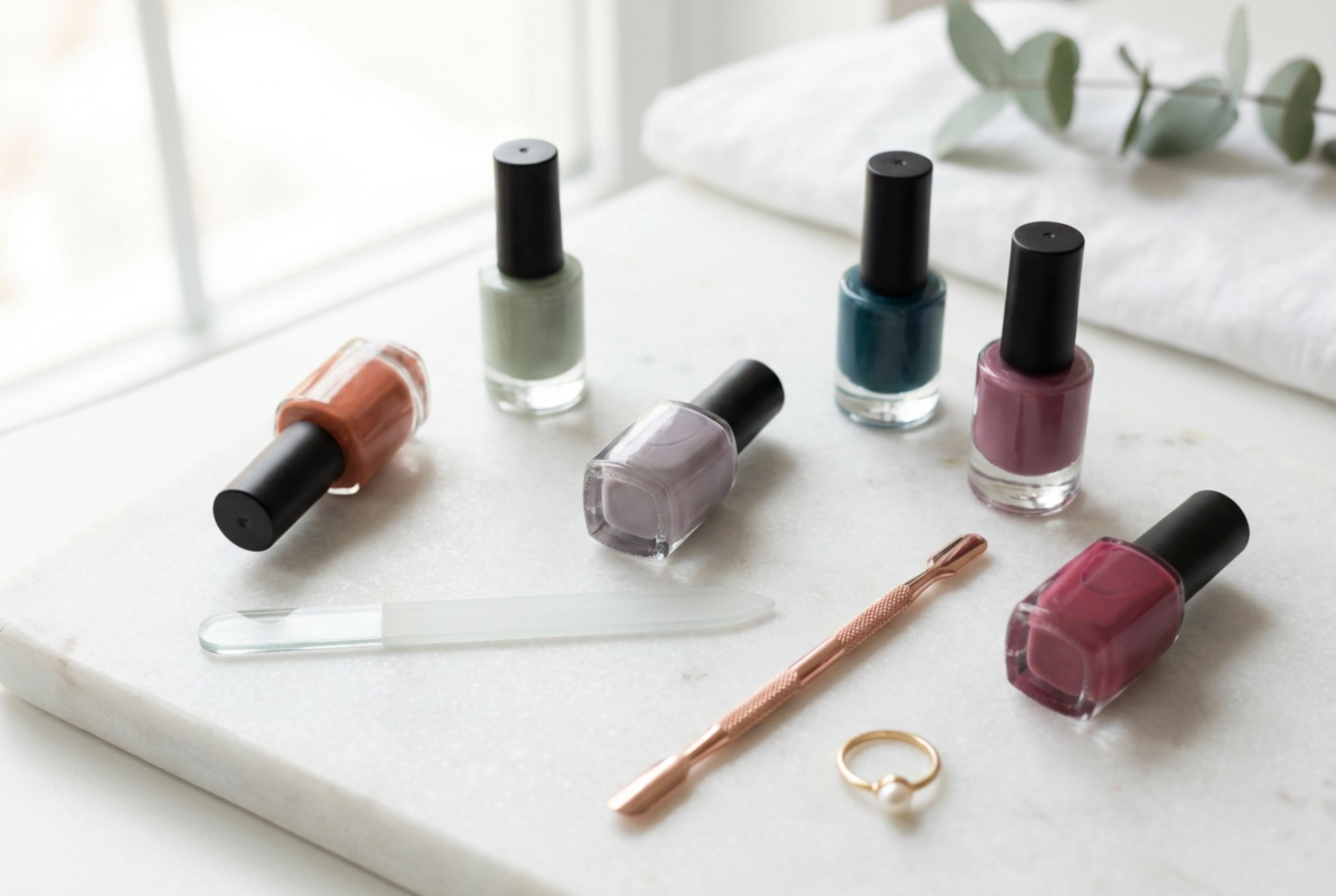 Комплекти лакове за нокти: как да изберем цветове и аксесоари