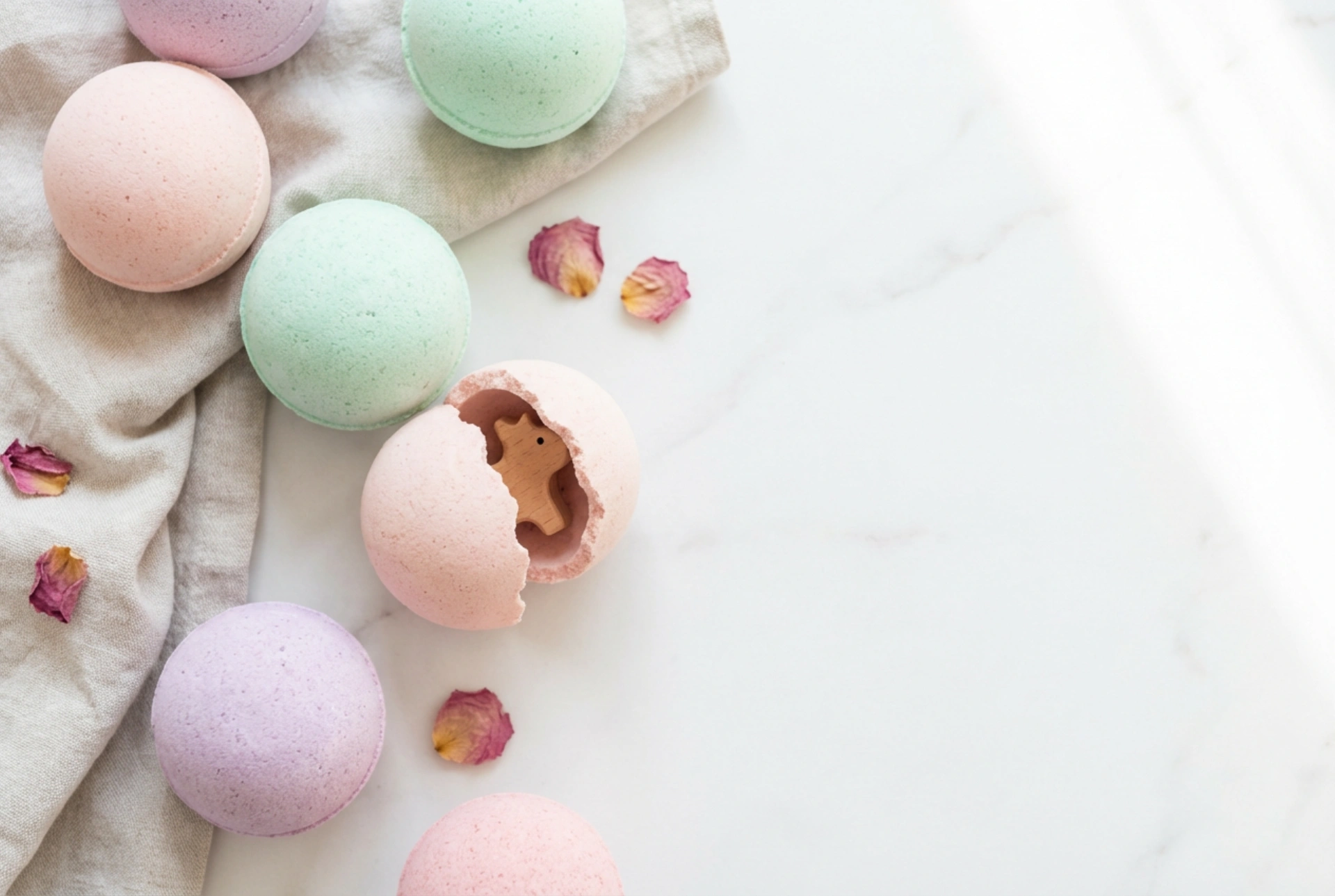 Бомбички за вана с играчка: как да направим ефектна изненада