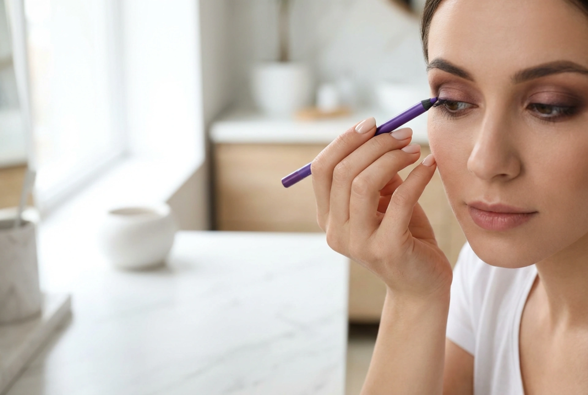 Лилав молив за очи: подмладяващи тонове, меки линии и комбинации с кафяво