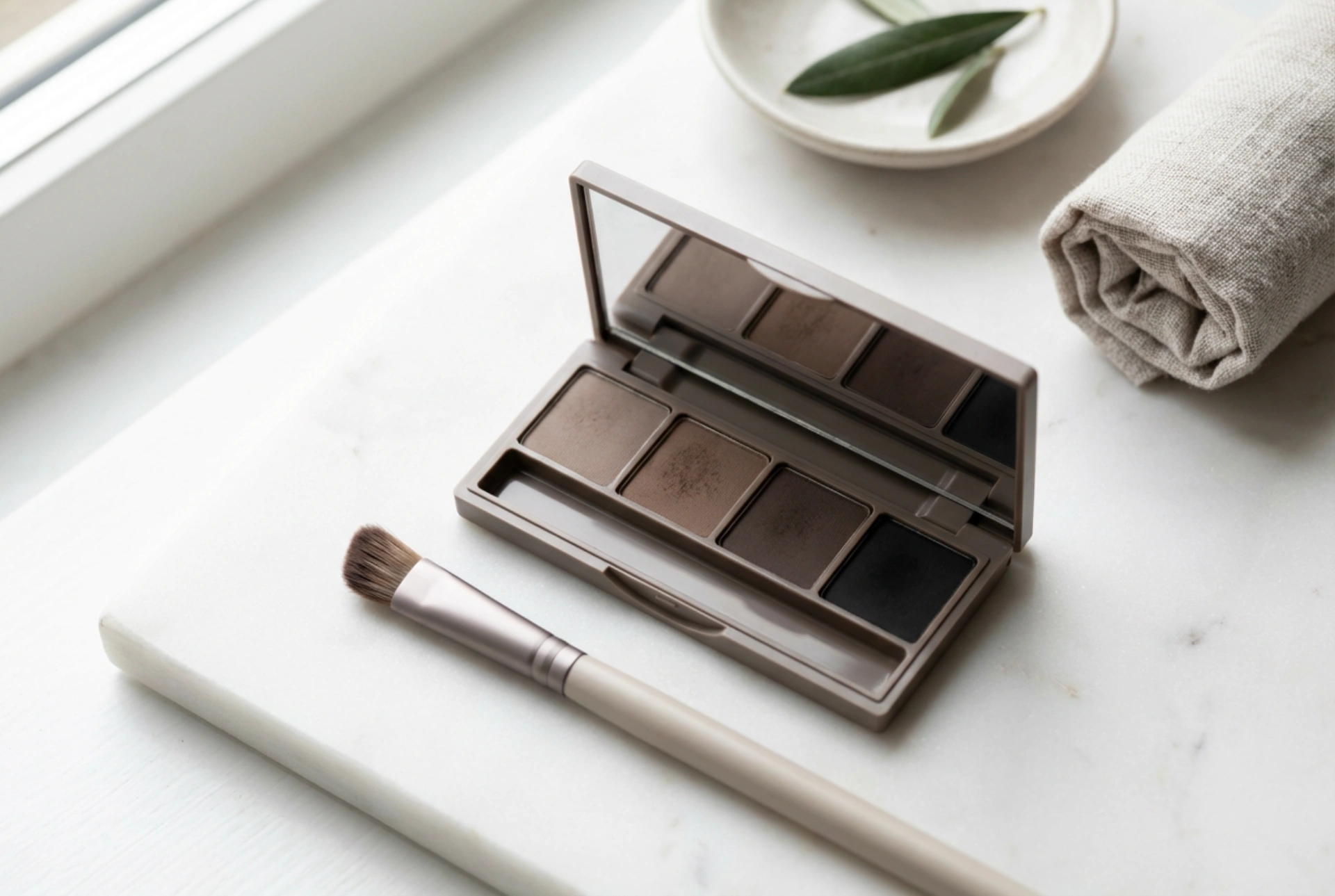 Палитра за вежди: техники за нанасяне на сенки и естествено преливане