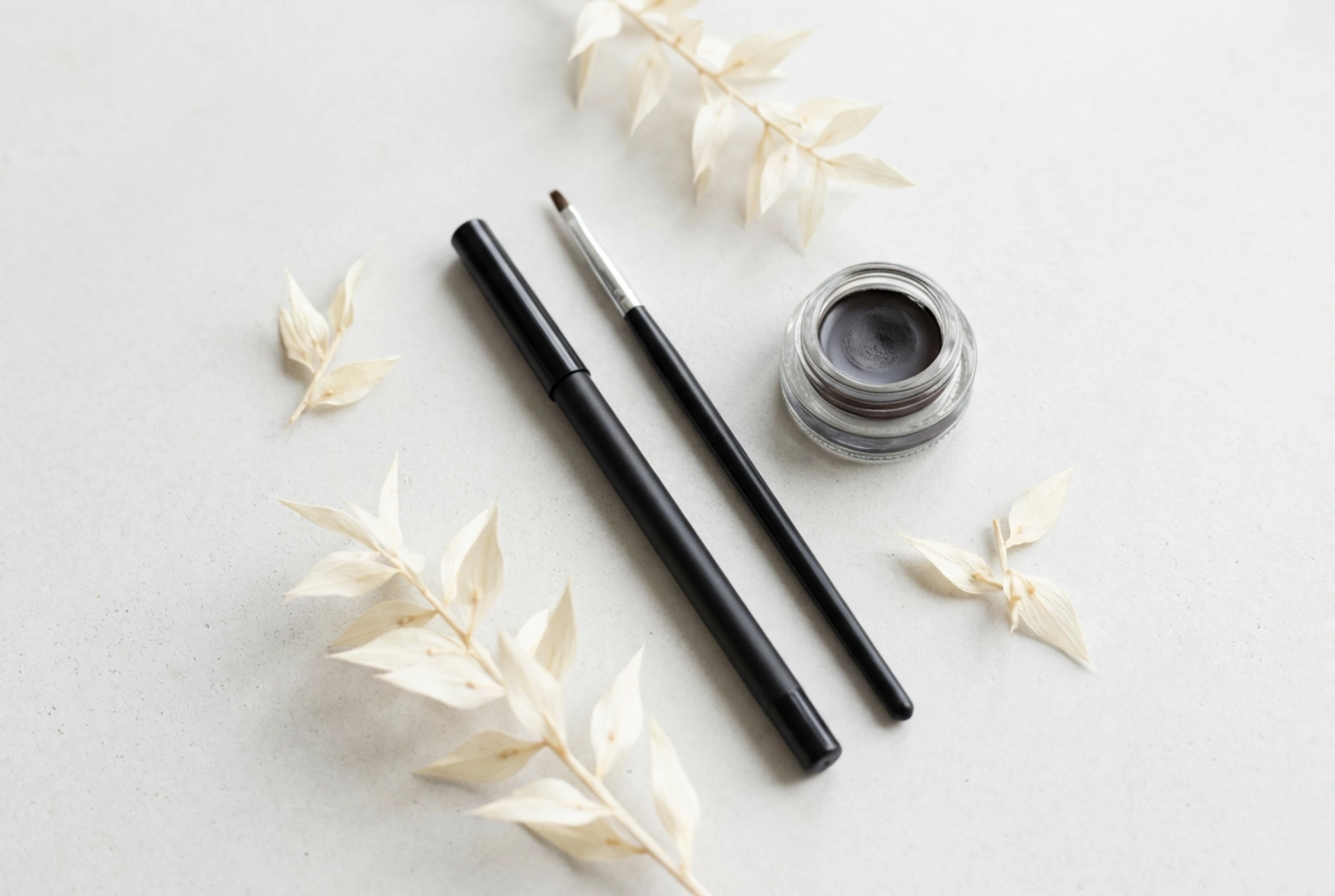 Естетичен грим за водната линия на окото: продукти, техники и трайност